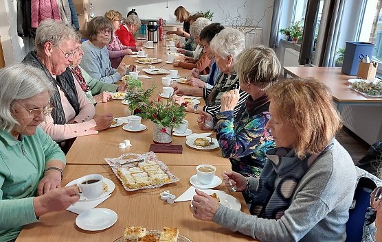 Bastelnachmittag im Seniorentreff (Foto: W.Dittrich)