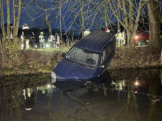 In den Bebraer Teichen wurde ein herrenloses Fahrzeug entdeckt (Foto: S. Dietzel) In den Bebraer Teichen wurde ein herrenloses Fahrzeug entdeckt (Foto: S. Dietzel)