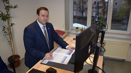 B&uuml;rgermeister Steffen Liebend&ouml;rfer � hier in seinem B&uuml;ro � geht den Zahlen des Zensus 2022 auf den Grund.  (Foto: &copy; Stadt Eisenach/ Ulrike M&uuml;ller)