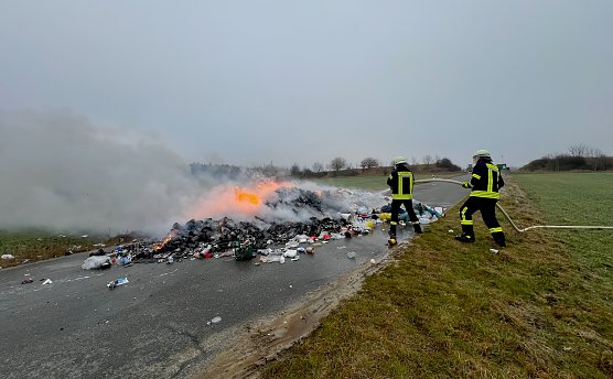 Brennender M&uuml;ll muss zwischen Kleinberndten und Friedrichslohra gel&ouml;scht werden (Foto: S. Dietzel)