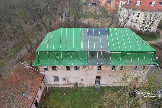 J&auml;gerhaus von Schloss Sondershausen mit Notdach aus Spezialfolien (Foto: Manuel Mucha)
