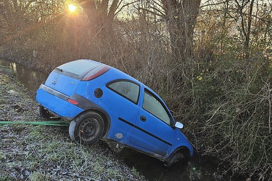 Das Auto musste von der Feuerwehr aus dem Flutgraben geborgen werden (Foto: Feuerwehr Bad Frankenhausen )