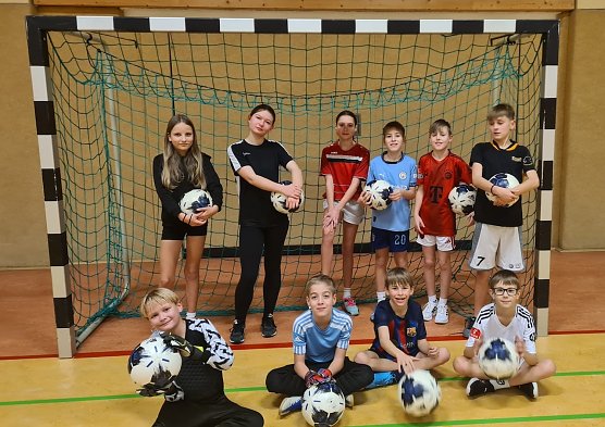 VfB Oldisleben mit nagelneuen Bällen (Foto: Vanessa Schmidt) VfB Oldisleben mit nagelneuen Bällen (Foto: Vanessa Schmidt)