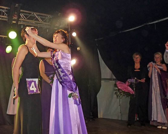 Wahl Fliederkönigin (Foto: Karl-Heinz Herrmann) Wahl Fliederkönigin (Foto: Karl-Heinz Herrmann)