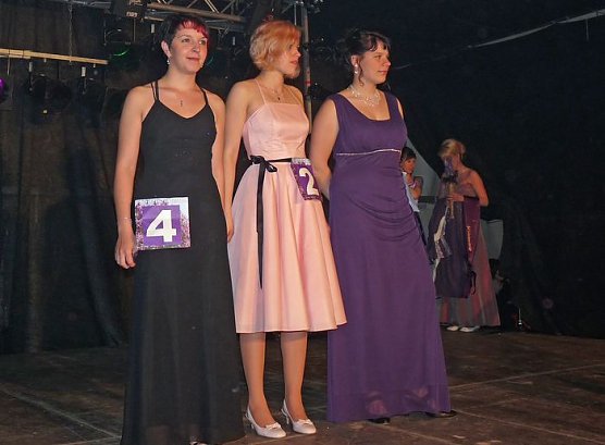 Wahl Fliederkönigin (Foto: Karl-Heinz Herrmann) Wahl Fliederkönigin (Foto: Karl-Heinz Herrmann)