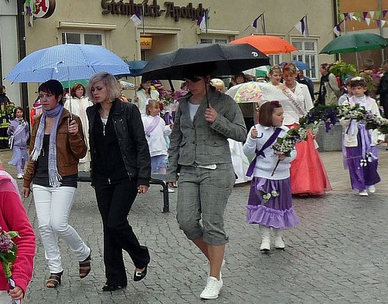 Fliederfest eröffnet (Foto: Karl-Heinz Herrmann) Fliederfest eröffnet (Foto: Karl-Heinz Herrmann)