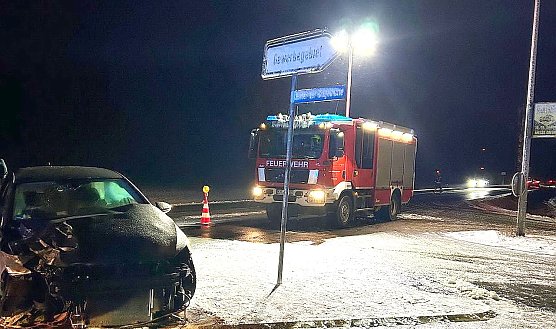 Unfall in Greußen - Straße Hinter der Ziegelhütte in Fahrtrichtung B4 (Foto: S.Dietzel) Unfall in Greußen - Straße Hinter der Ziegelhütte in Fahrtrichtung B4 (Foto: S.Dietzel)