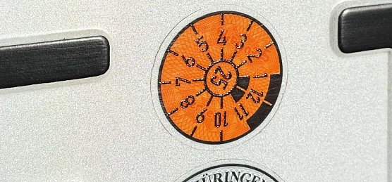 HU-Plakette ab Januar 2025 (Foto: T&Uuml;V Th&uuml;ringen)