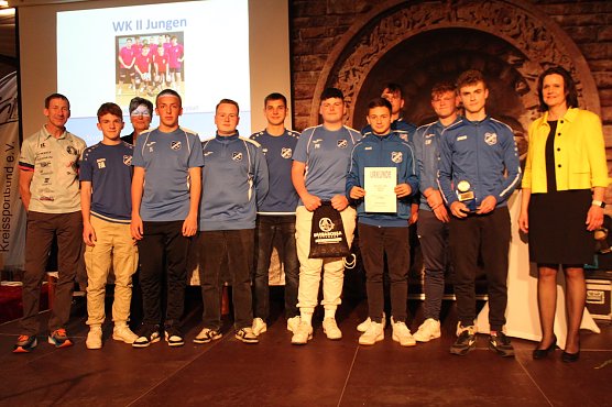 26. Sportgala - Gewinnerinnen und Gewinner mit Landr&auml;tin Antje-Hochwind Schneider  (Foto: Eva Maria Wiegand)