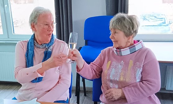 Seniorinnen feiern im Seniorentreff in Jecha den 2. Jahrestag (Foto: Wolfgang Dietrich)