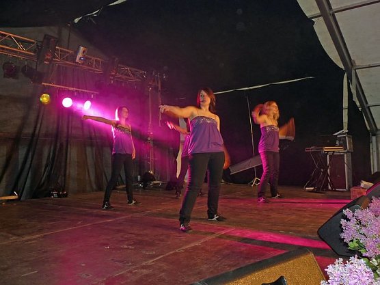 Fliederkönigin gewählt (Foto: Karl-Heinz Herrmann) Fliederkönigin gewählt (Foto: Karl-Heinz Herrmann)