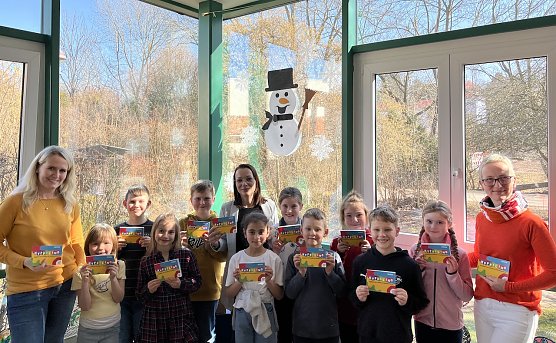 Monique Seewald (Mitte) brachte der Klasse 2b der Franzbergschule die neuen Familienp&auml;sse (Foto: Martin Hellmann (Landratsamt Kyffh&auml;userkreis))