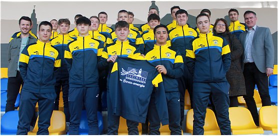 A-Junioren des BSV Eintracht Sondershausen e.V. mit neuen Trainingsanzügen (Foto: Quelle: SWS) A-Junioren des BSV Eintracht Sondershausen e.V. mit neuen Trainingsanzügen (Foto: Quelle: SWS)