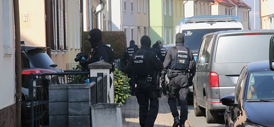 Hausdurchsuchung in der Fichtestraße in Nordhausen (Foto: agl) Hausdurchsuchung in der Fichtestraße in Nordhausen (Foto: agl)