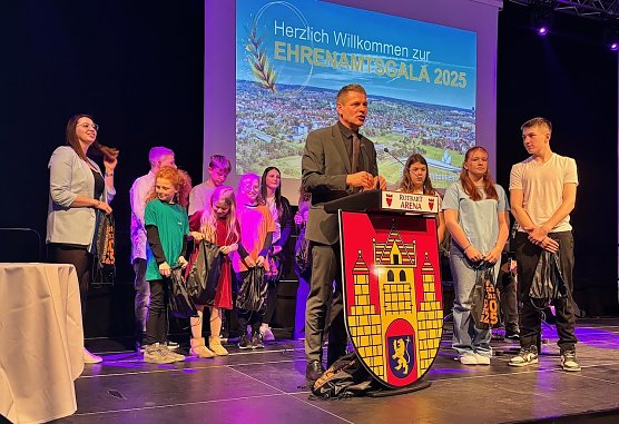 B&uuml;rgermeister von Bad Frankenhausen, Matthias Strejc, bei der Ehrenamtsgala 2025 in der Rotbart Arena (Foto: Stadtverwaltung Bad Frankenhausen)