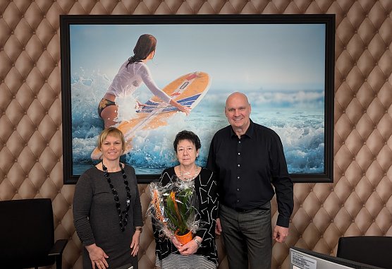 Gratulierten Gesch&auml;ftsf&uuml;hrerin Katrin Weise (Mitte) zum 35-j&auml;hrigen Bestehen ihres Reiseb&uuml;ros Reiseland: Citymanagerin Katrin Kilian (links) und B&uuml;rgermeister Steffen Grimm (rechts) (Foto: Janine Skara)