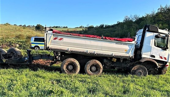 Verunfallter LKW bei Badra (Foto: Polizei) Verunfallter LKW bei Badra (Foto: Polizei)