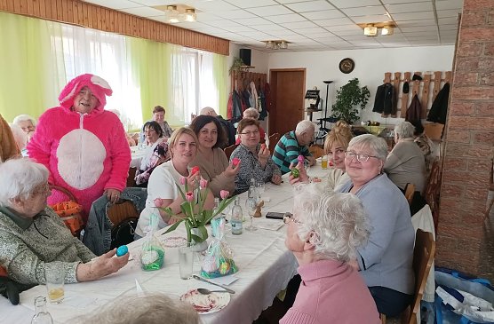 Osterhase besuchte die Mitglieder des WB4 im Handwerkerstübchen (Foto: Thomas Leipold) Osterhase besuchte die Mitglieder des WB4 im Handwerkerstübchen (Foto: Thomas Leipold)
