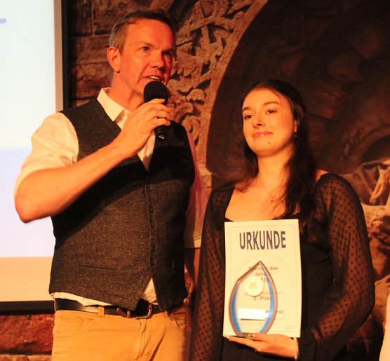 Selina Schmechel vom SV Gl&uuml;ckauf e.V. Sondershausen, wurde zur Turnerin des Jahres 2024 gek&uuml;rt. Links in Bild Moderator Hardy Krause (Foto: Eva Maria Wiegand)