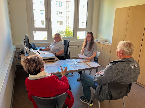 Arztlotsin Sylvia Fonfara (Fenster li.) und Kollegin Julia Sophie Brethauer (Fenster re.) digitalisieren die ersten Akten � (Foto: LRA Kyffh&auml;userkreis)