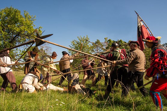 Komparsen stellen die Schlacht am Kyffhäuser nach (Foto: stadtverwaltung Bad Frankenhausen) Komparsen stellen die Schlacht am Kyffhäuser nach (Foto: stadtverwaltung Bad Frankenhausen)