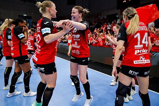 Die THC-Mädels feiern ihren Halbfinalsieg gestern Abend in Graz vor ihrer "roten Wand" (Foto: THC) Die THC-Mädels feiern ihren Halbfinalsieg gestern Abend in Graz vor ihrer "roten Wand" (Foto: THC)