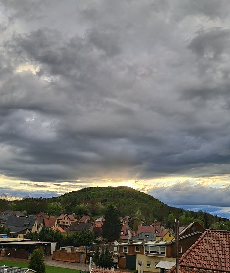 Beeindruckende Wolken auf dem Frauenberg in Sondershausen (Foto: Marina H&ouml;xtermann)