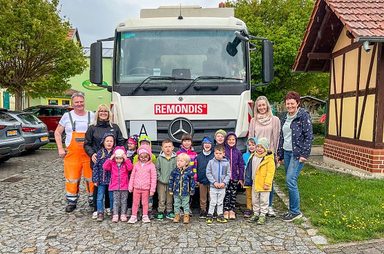 M&uuml;llwerker Mike Manhardt zeigte den Kindern live, wie die Tonnen entleert werden � ein Highlight f&uuml;r die Helbeg&auml;nschen. (Foto: LRA Kyffh&auml;userkreis/ Celine Appenroth)