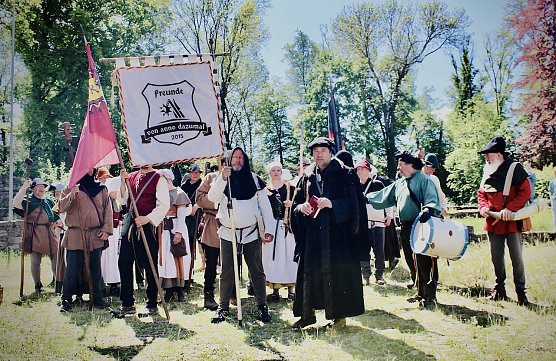 Rund 30 Darsteller in historischen Gew&auml;ndern auf den Spuren von M&uuml;ntzer im Schlosspark in Ebeleben (Foto: Eva Maria Wiegand)
