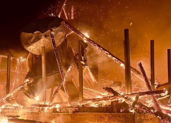 Lagerhalle brannte in Wasserthaleben (Foto: S.Dietzel) Lagerhalle brannte in Wasserthaleben (Foto: S.Dietzel)