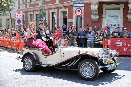 Auch Majest&auml;ten in gediegenen Karossen beteiligten sich am bunten Zug durch die Stadt (Foto: P.Blei)
