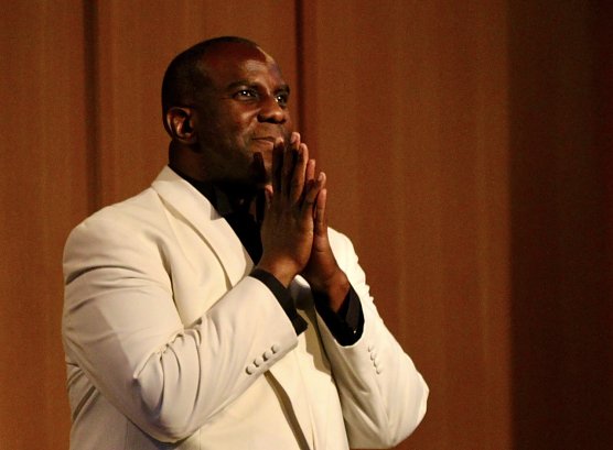 FELLAS-Tenor Marvin Scott auf Solopfaden im Jugendclubhaus (Foto: Eva Maria Wiegand) FELLAS-Tenor Marvin Scott auf Solopfaden im Jugendclubhaus (Foto: Eva Maria Wiegand)