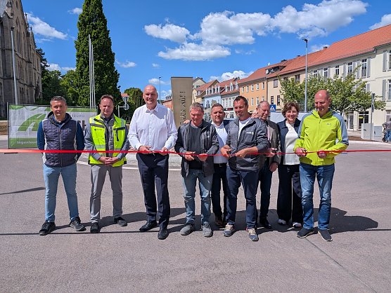Feierten gemeinsam die Er&ouml;ffnung des neuen Kreisverkehrs v.l.n.r.: Marco Zey&szlig; von der S + B Signal- und Beleuchtungstechnik GmbH, Bauamtsleiter Karsten Kleinschmidt, B&uuml;rgermeister Steffen Grimm, Polier Thomas Z&ouml;llner, Christian Mier, Gesch&auml;ftsf&uuml;hrer der Hoch- und Tiefbau Ebeleben GmbH, Tino Schwanengel, Bauleiter der Hoch- und Tiefbau Ebeleben GmbH, Hans-Peter Schwarzbach, Werkleiter des Trinkwasser- und Abwasserzweckverbandes Helbe-Wipper sowie Heike Bach und Jan Krau&szlig;e vom Ingenieurb&uuml;ro Bach. (Foto: Janine Skara)