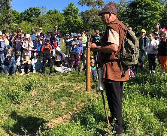 Schüler aus Udersleben auf den Spuren der Zeitgeschichte (Foto: Staatliche Grundschule Udersleben) Schüler aus Udersleben auf den Spuren der Zeitgeschichte (Foto: Staatliche Grundschule Udersleben)