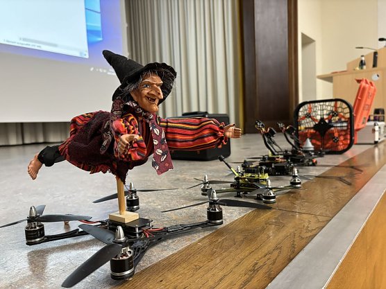 An der Hochschule kann man auch der Brockenhexe noch das Fliegen beibringen (Foto: HSN) An der Hochschule kann man auch der Brockenhexe noch das Fliegen beibringen (Foto: HSN)