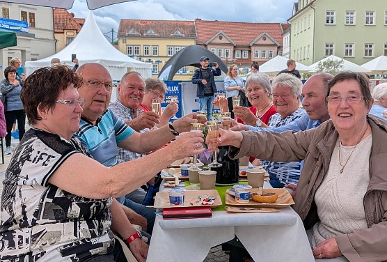 &Uuml;ber 200 G&auml;ste folgten der Einladung der Stadtverwaltung zum ersten Open-Air-Seniorenfr&uuml;hst&uuml;ck auf dem Marktplatz (Foto: Janine Skara)