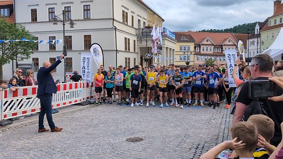 B&uuml;rgermeister Steffen Grimm gab den Startschuss f&uuml;r den Jubil&auml;umslauf vor dem Sondersh&auml;user Rathaus. (Foto: Janine Skara)