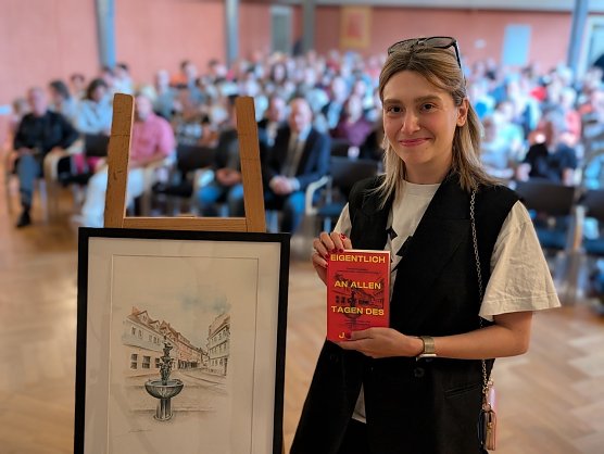 Die K&uuml;nstlerin Lubna Mohaupt-Ghannoum gestaltete das Cover des Buches und versteigerte ihr Originalwerk im Rahmen der Buchpr&auml;sentation f&uuml;r einen guten Zweck. (Foto: Janine Skara)