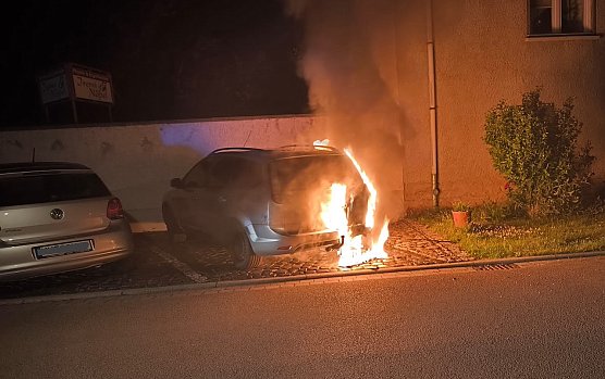 Brennender PKW in Heldrungen (Foto: Feuerwehr Heldrungen/Silvio Dietzel) Brennender PKW in Heldrungen (Foto: Feuerwehr Heldrungen/Silvio Dietzel)