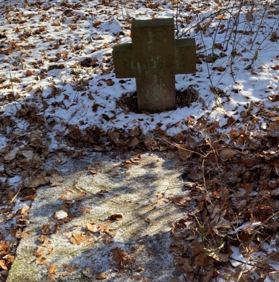 Auf der Haardt im Wald. Grab des Lehrjungen Caarl Arnold von 1832 (Foto: Wolfgang Lehmann) Auf der Haardt im Wald. Grab des Lehrjungen Caarl Arnold von 1832 (Foto: Wolfgang Lehmann)
