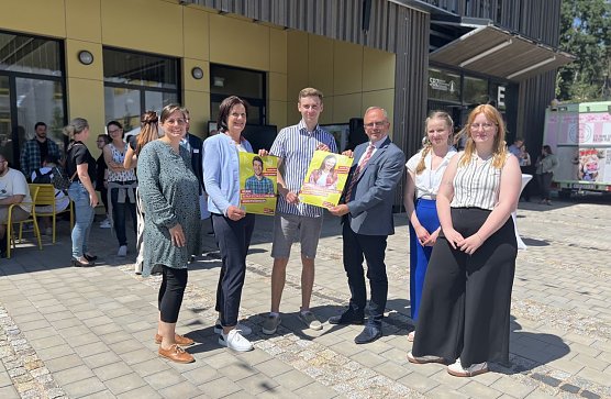 Bildungsstaatssekret&auml;r Dr. Bernd Uwe Althaus, Landr&auml;tin Antje Hochwind-Schneider und D&ouml;rte Suberg pr&auml;sentieren mit Berufssch&uuml;lern die Kampagne zur Berufsschullehrersuche (Foto: LRA Kyffh&auml;userkreis)
