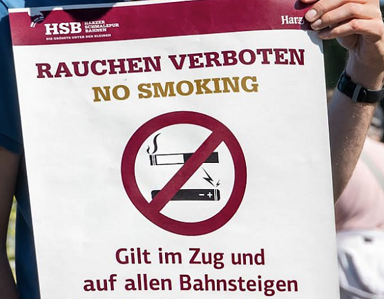 Gilt ab dem 1. Juli bei den Harzer Schmalspurbahnen: Neue Aush&auml;nge weisen auf das erh&ouml;hte Bu&szlig;geld bei Verst&ouml;&szlig;en gegen das Rauchverbot auf den Bahnsteigen und in den Z&uuml;gen hin. (Foto: HSB/Dirk Bahnsen)