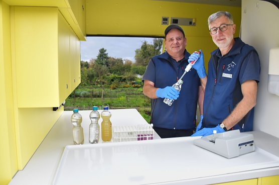 Frank Sombrowski und Theo van Wickerden untersuchen eine Wasserprobe (Foto: VSR Gew&auml;sserschutz)