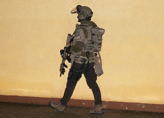 Polizist des Sondereinsatzkommandos in Sondershausen (Foto: S. Dietzel)