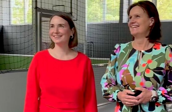 v.li.n.re. Ministerin Katharina Schenk zu Besuch auf der Feuerkuppe, im Gespr&auml;ch mit Landr&auml;tin Antje-Hochwind-Schneider (Foto: Ina Seichter)