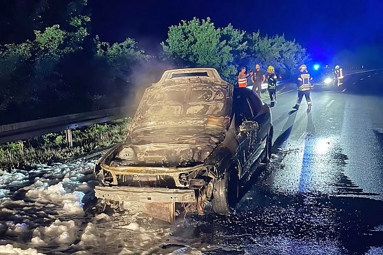 Auto brannte aus ungekl&auml;rter Ursache aus (Foto: Feuerwehr / Silvio Dietzel  )