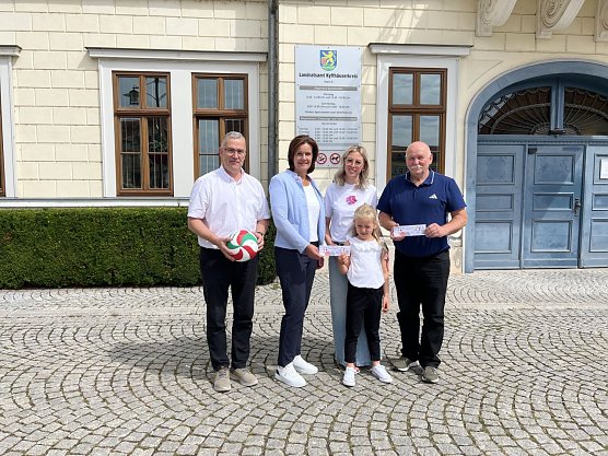 Landr&auml;tin Antje Hochwind-Schneider &uuml;bergibt einen Sportgutschein symbolisch an Thea Schimmel, die am Samstag in die GS &Ouml;stertal in Sondershausen eingeschult wird. (Au&szlig;erdem auf dem Foto: Schulverwaltungsleiter Frank Etzel, Landr&auml;tin Antje Hochwind-Schneider, Theresa Schimmel (Mitarbeiterin Schulverwaltung), Thea Schimmel (Schulanf&auml;ngerin) sowie der Pr&auml;sident des Kyffh&auml;user Kreissportbundes Dr. Andreas R&auml;uber)  (Foto: Celine Appenrodt, Landratsamt Kyffh&auml;userkreis   )