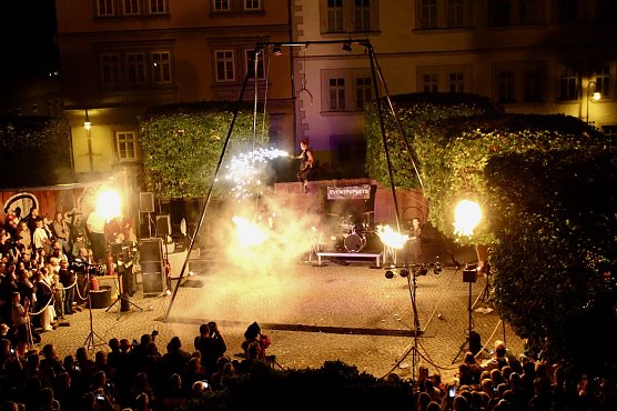 Der T&ouml;pfermarkt in mystischem Schein (Foto: Eva Maria Wiegand)