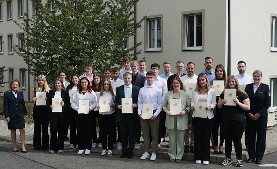 Die neuen Zollanwärter begannen Gestern in Erfurt ihre Ausbildung (Foto: Hauptzollamt Erfurt) Die neuen Zollanwärter begannen Gestern in Erfurt ihre Ausbildung (Foto: Hauptzollamt Erfurt)