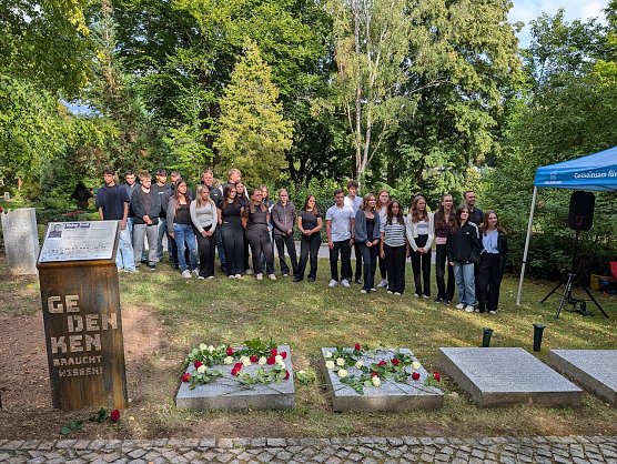Gemeinsam gedachten die Sch&uuml;ler des Geschichtsprojektes mit Besuchern der Gedenkfeier Heinz Koch und Nikolaus von Halem. (Foto: Janine Skara)
